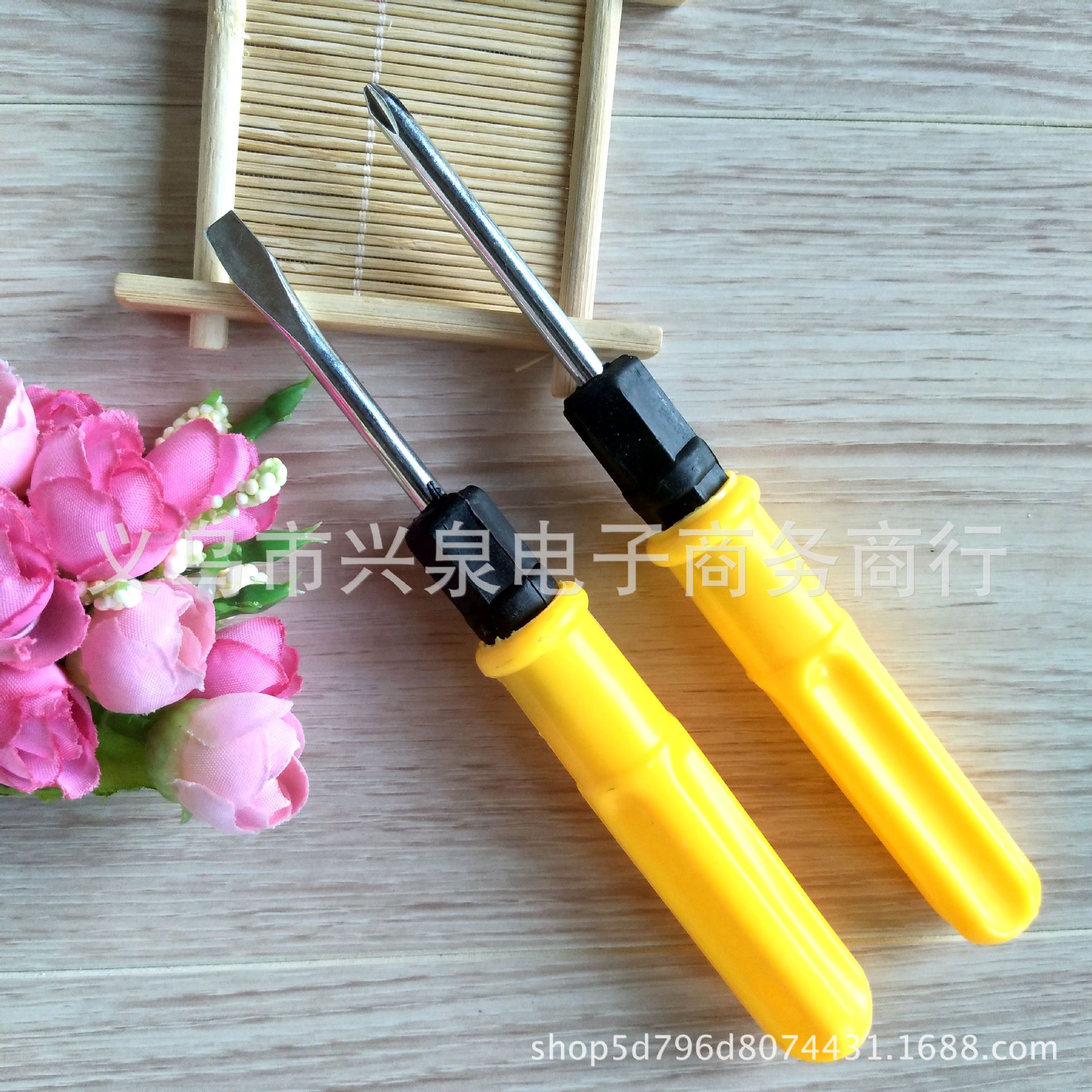 【 Zone 1-8 】 4-inch 2-purpose screwdriver 40/ box 800/ box 1 yuan store screwdriver, 2-purpose screwdriver yellow 4-inch 2-purpose screwdriver, 4-inch 2-purpose screwdriver Application Scenario
