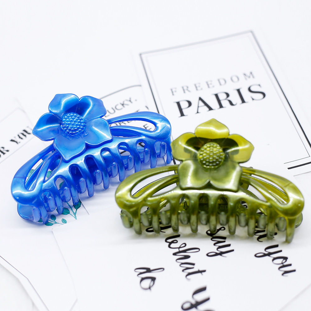 Flower Type Plastic Flower Shower Clip Shower Side Hair Convenient Factory Direct Direct Source Headwear 2 Yuan Shop Stall Item Picture