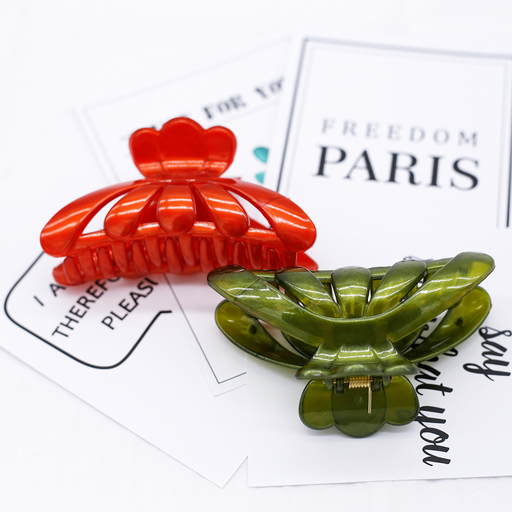 Self-Produced And Self-Marketing Europe And The United States Plastic Hair Grab Bath Ponytail Clip Solid Color Series Disc Hairpin Hairdressing Yiwu Jewelry Wholesale Application Scenario