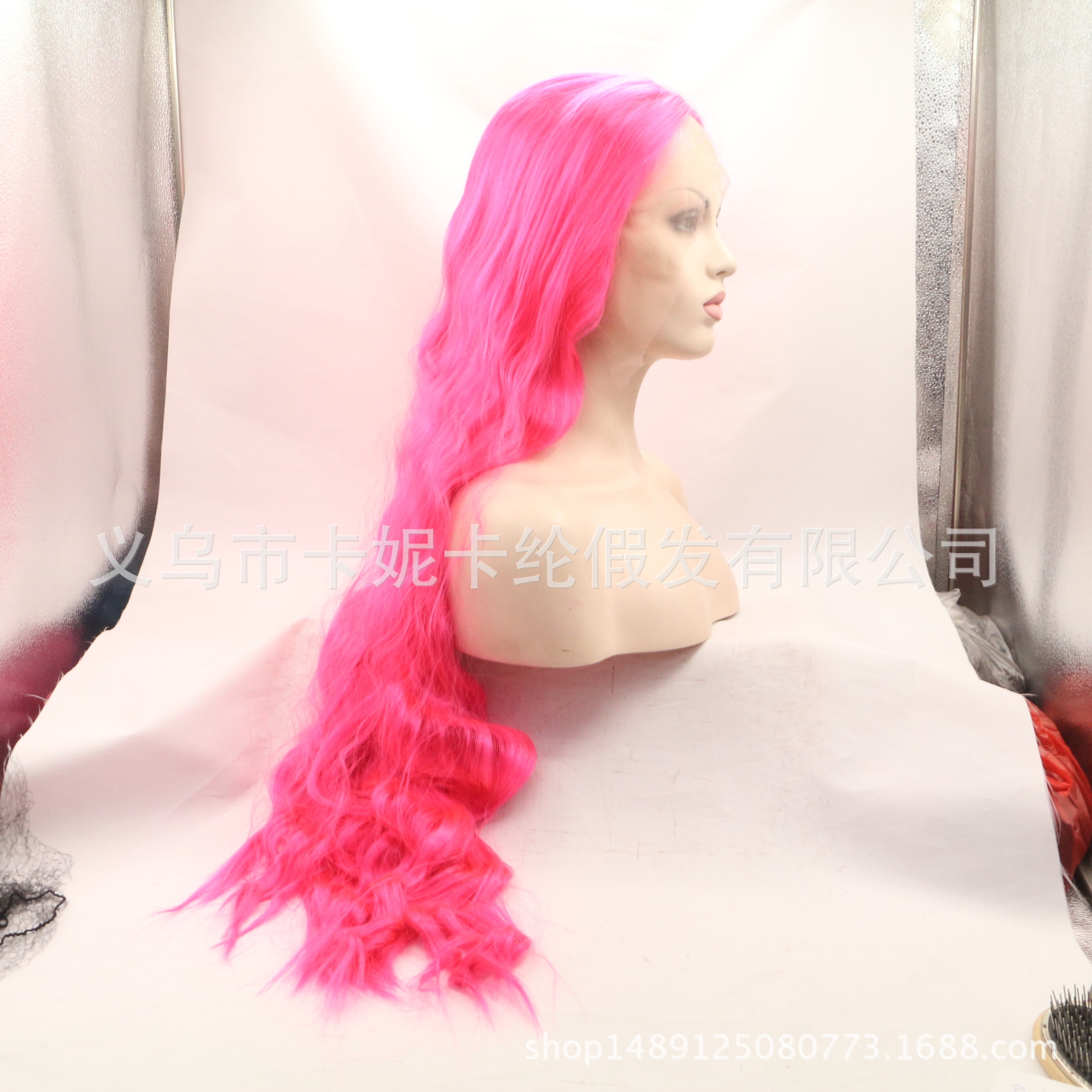 The new solid-color pink lace wig offers a realistic long curly hairstyle details Picture