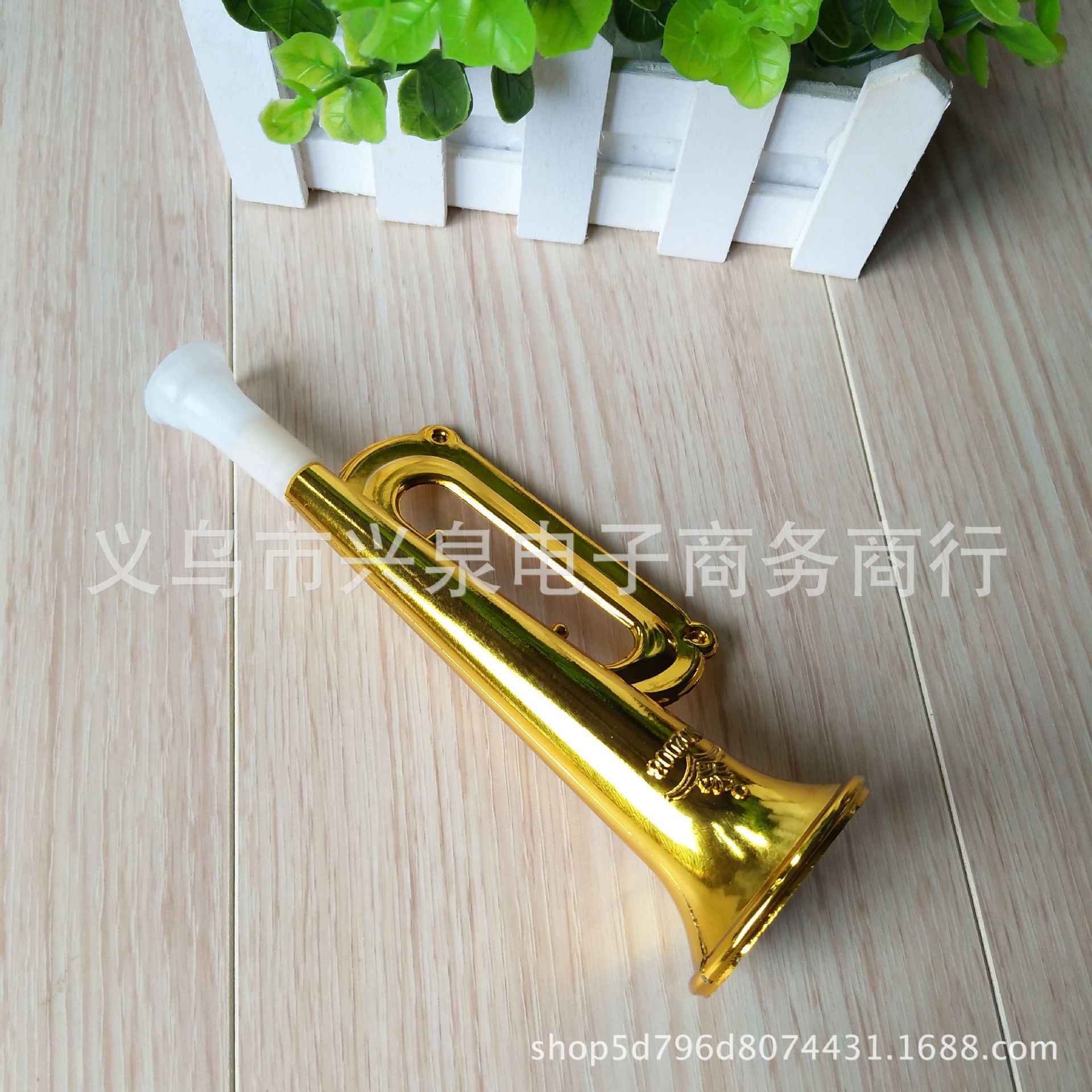 【 Zone 3-3 】 Yellow horn 960 per box, golden Western horn musical instrument toys, horn blowing and cheering props toys, horn wholesale at one or two yuan Specification image