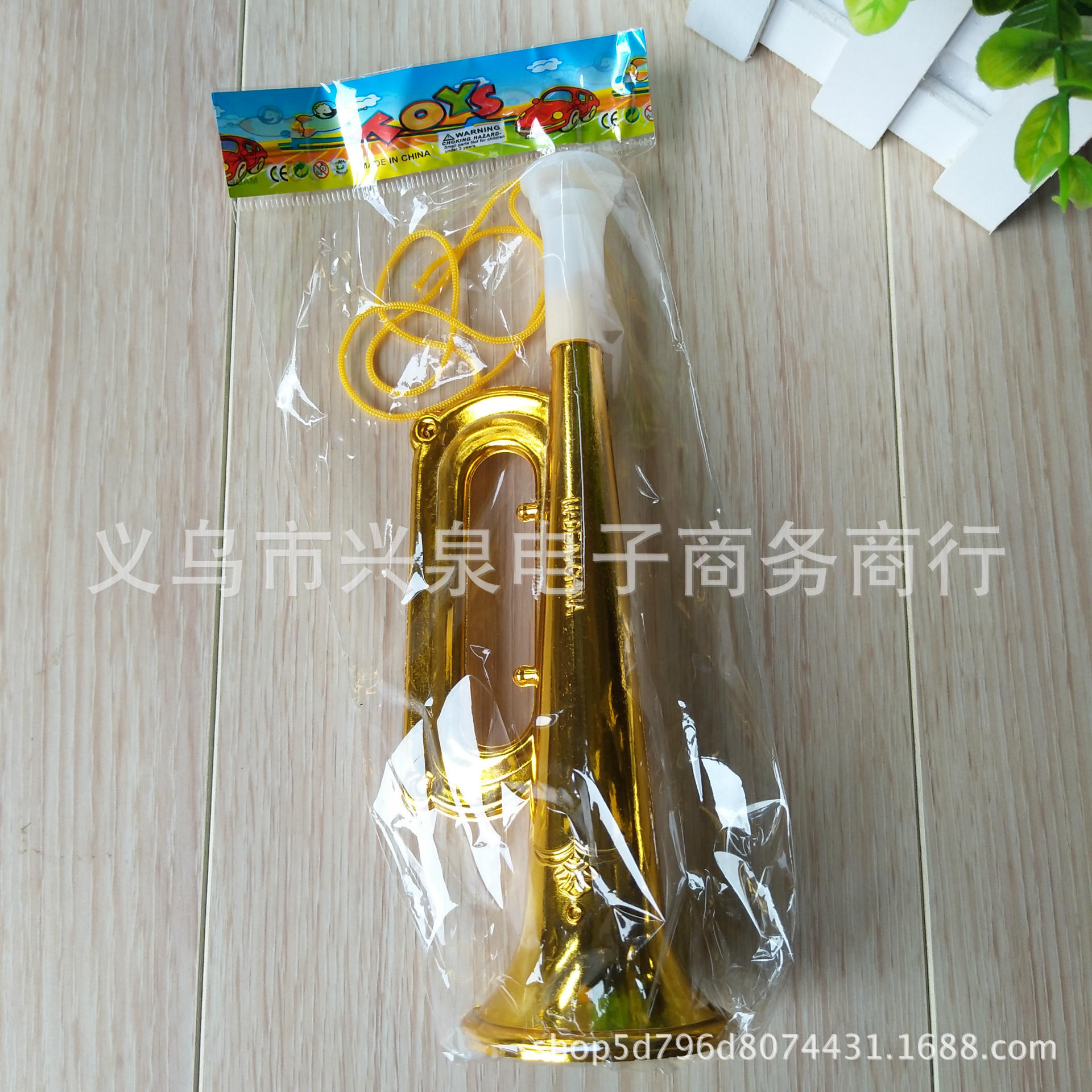 【 Zone 3-3 】 Yellow horn 960 per box, golden Western horn musical instrument toys, horn blowing and cheering props toys, horn wholesale at one or two yuan Application Scenario