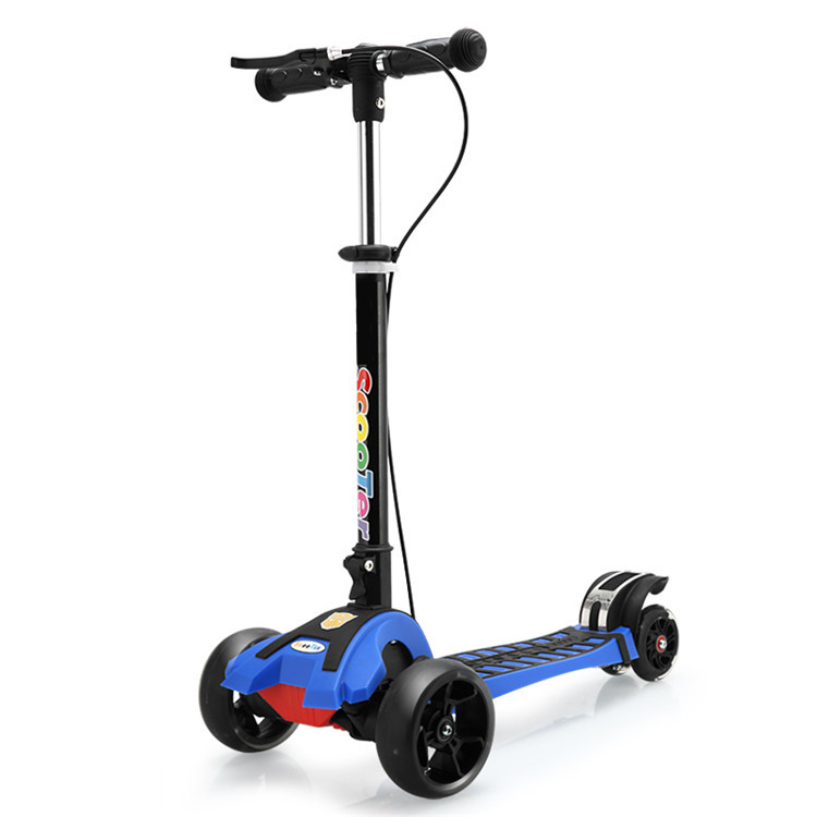 New Children's Scooter Shock-Absorbing Four-Wheel Flash Folding Wide Wheel With Handbrake Pedal Scooter Application Scenario