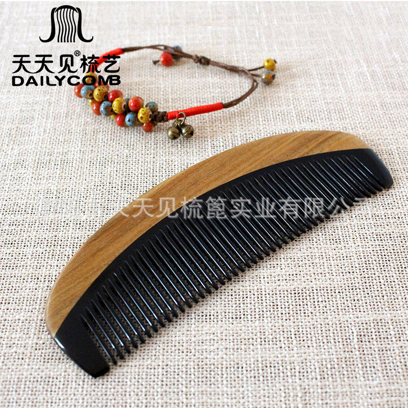 Every Day See Manufacturers Wholesale Beauty Tools Green Sandalwood Comb Jade Sandalwood Horn Comb Splicing Can Be Engraved Logo Application Scenario