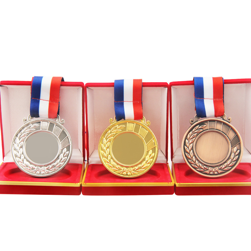 ميداليات ذهبية من ميداليات بيضاء من ميداليات الألعاب المدرسية على ميداليات من الذهب والفضة والنحاس في رياض الذرة العادية details Picture