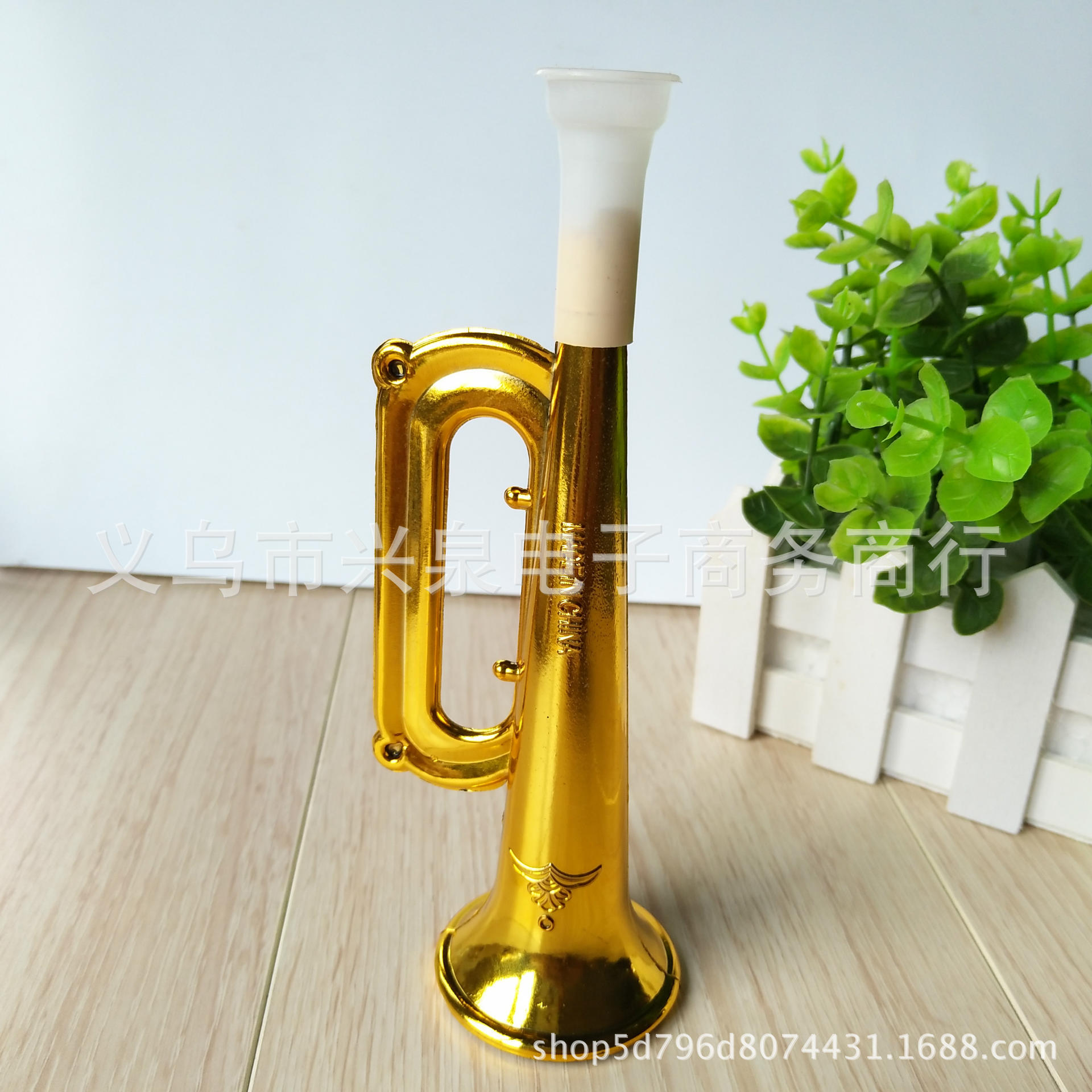 【 Zone 3-3 】 Yellow horn 960 per box, golden Western horn musical instrument toys, horn blowing and cheering props toys, horn wholesale at one or two yuan details Picture