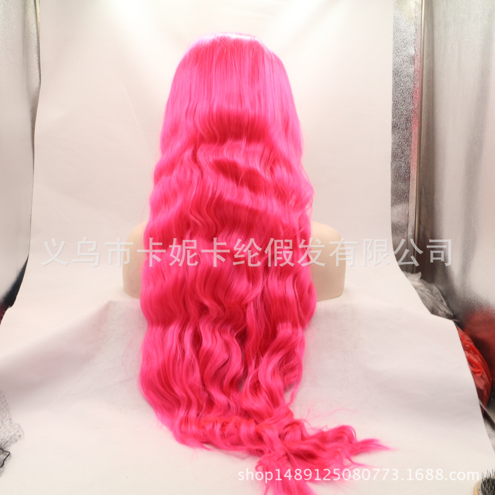 The new solid-color pink lace wig offers a realistic long curly hairstyle Specification image