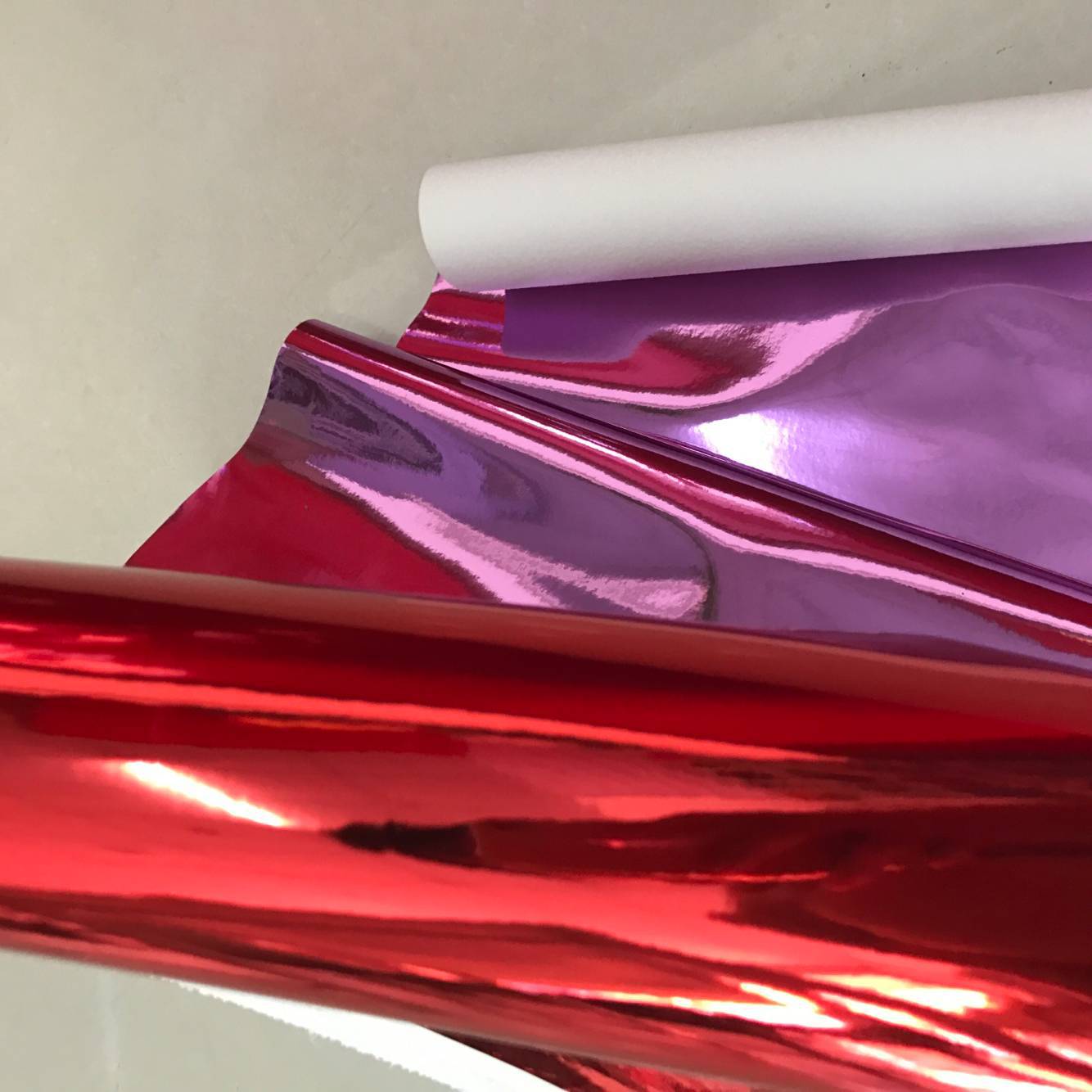 现货批发pu/PU金属镜面/皮革面料PU白底实物图