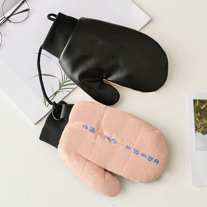 The winter thickened and fleece full-finger gloves of the "glove Girl" are warm and cute, cartoonish, and are worn around the neck for cycling. They are fashionable details Picture