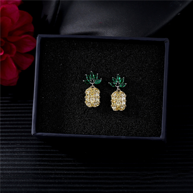 Kashi copper Zircon earrings Korean version creative Pineapple Stud earrings Fruit Pineapple Stud Earrings Fashionable Zircon earrings Application Scenario