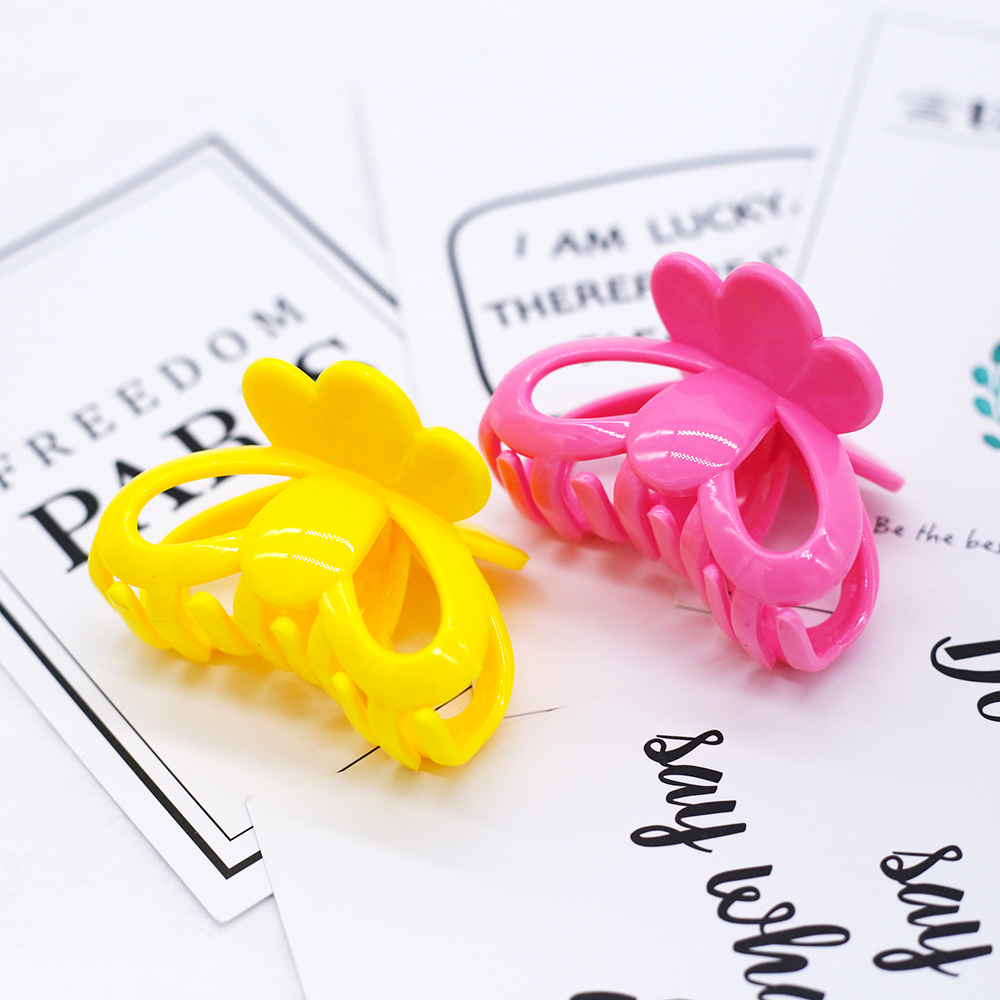 Factory Direct Sales Mixed Color Plastic Headwear Hair Grab Bath Clip Hairpin Hair Tools Top Clip Bangs Sweet Wholesale Application Scenario