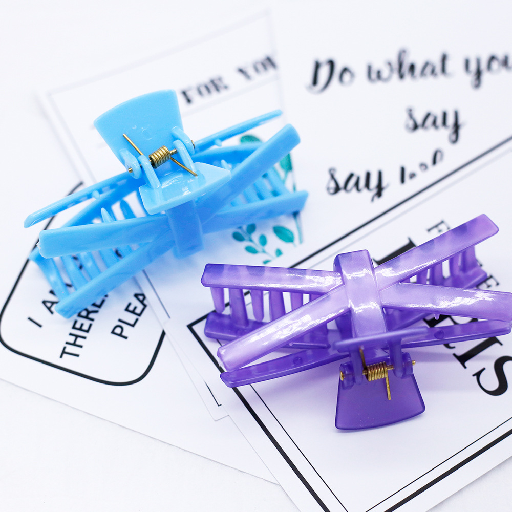 Self-Produced And Self-Sold Plastic Hair Grab Bath Clip Hairpin Guangdong Color Yiwu Jewelry Wholesale 2 Yuan Shop Sales Item Picture
