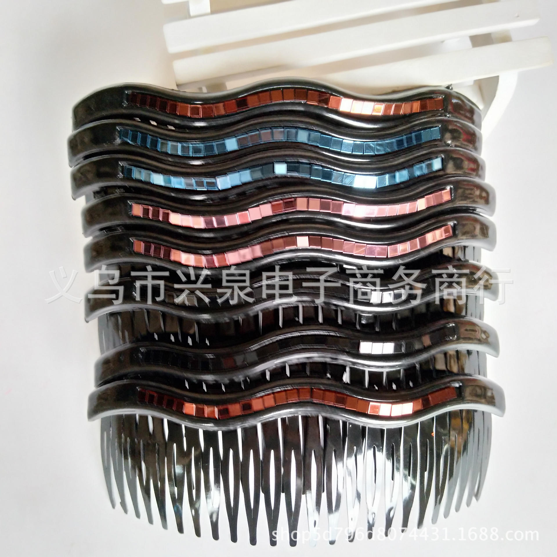 Large comb, sequin comb, flash comb, wavy strip comb, one-yuan small commodity Application Scenario