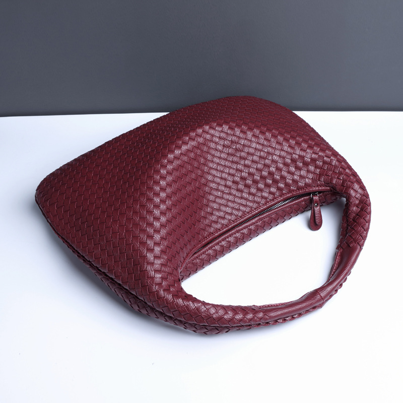2023 The New Crescent Female Bag All Hand Woven Hand Dumpling Bag Fashion All-In-One American Wind Shoulder Underarm Bag Application Scenario