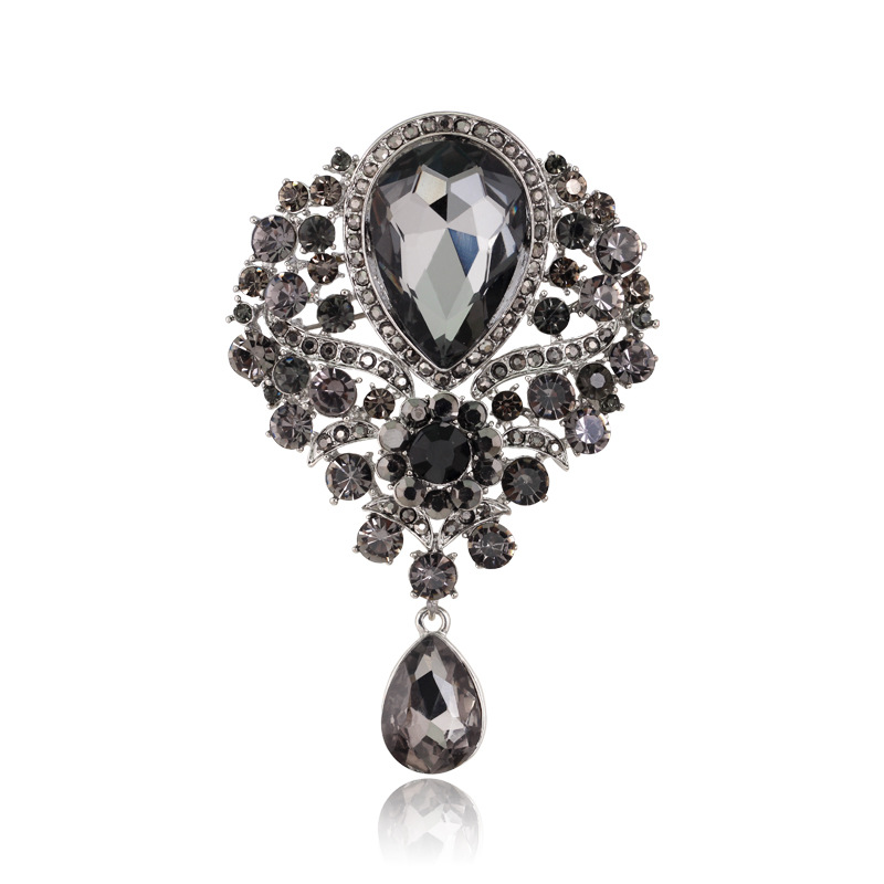 Hot-selling water diamond alloy corsage women's European and American glass pendants, brooches, pins and other accessories in stock for wholesale Application Scenario