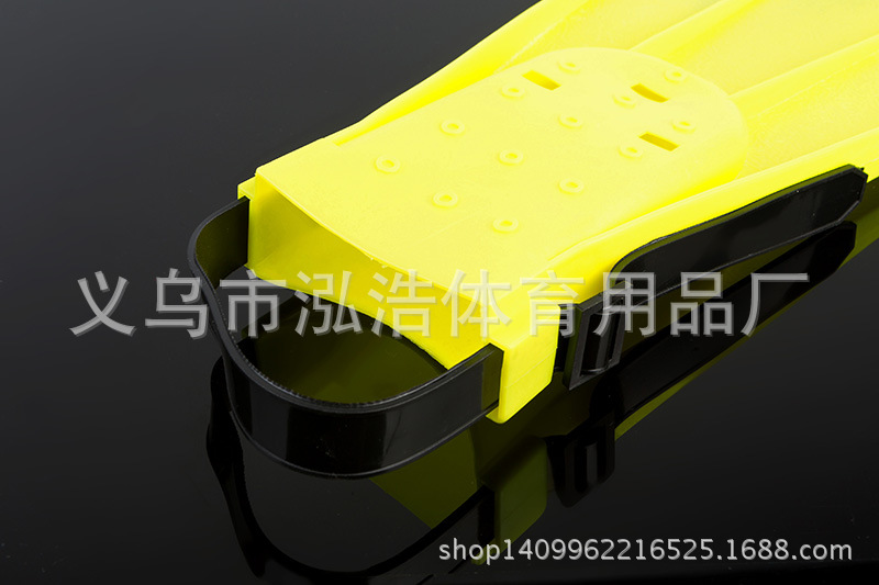 Supply high-quality silicone flippers for swimming assistance, swimming and diving flippers, and diving equipment and supplies Application Scenario
