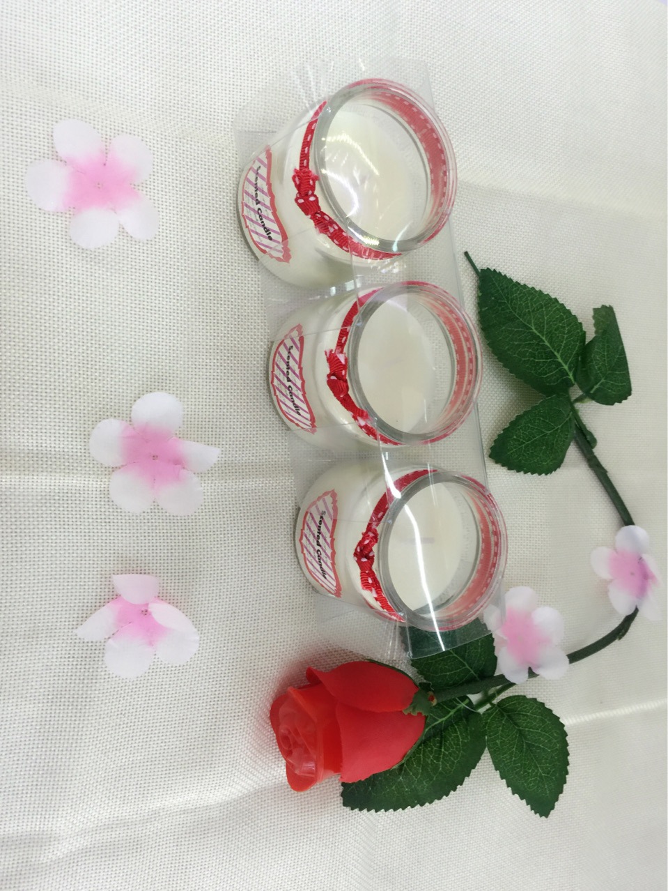 Factory wholesale candles. Three candles in a glass cup cover. The color and style of scented candles and wedding candles can be determined Application Scenario