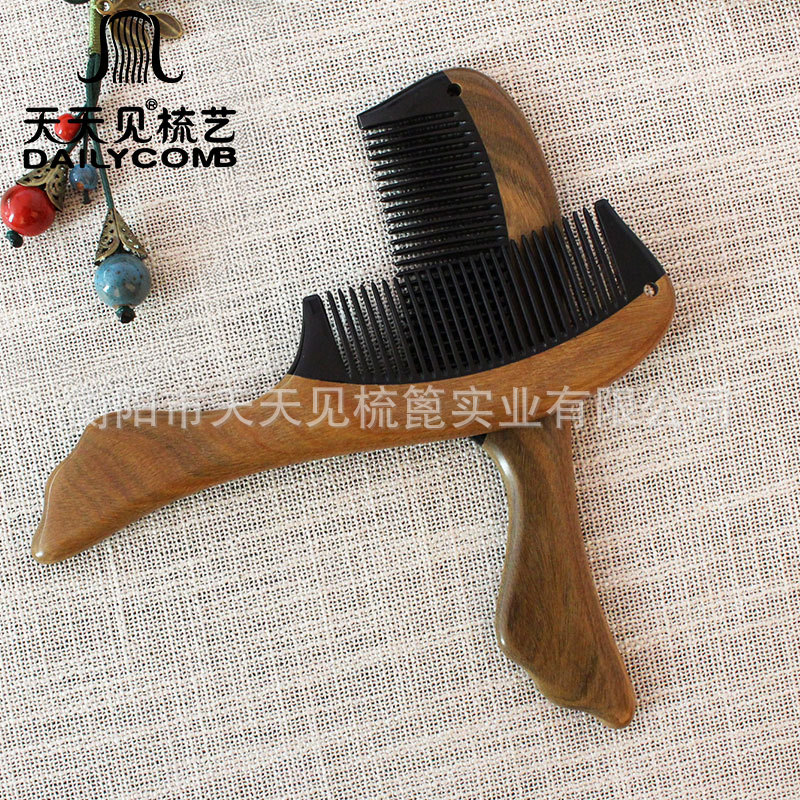 See Every Day Manufacturers Wholesale Sandalwood Comb Can Be Engraved Horn Wood Comb Comb Jade Sandalwood Horn Comb Application Scenario