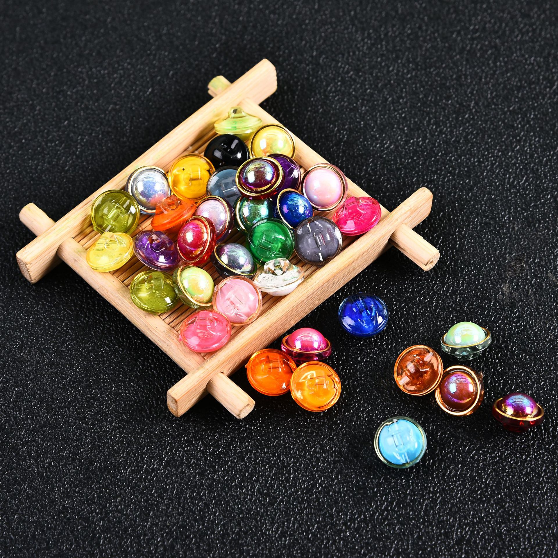 Custom-made high-end copper foot buttons with gilded edges, pearl shirt buttons, and white round buttons from the manufacturer
