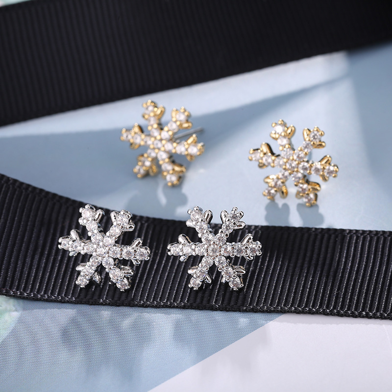 Korean Version Of Fashion Pure Earrings Winter Mini Snowflake Zircon Earrings Female Simple Short Earrings Manufacturers Wholesale