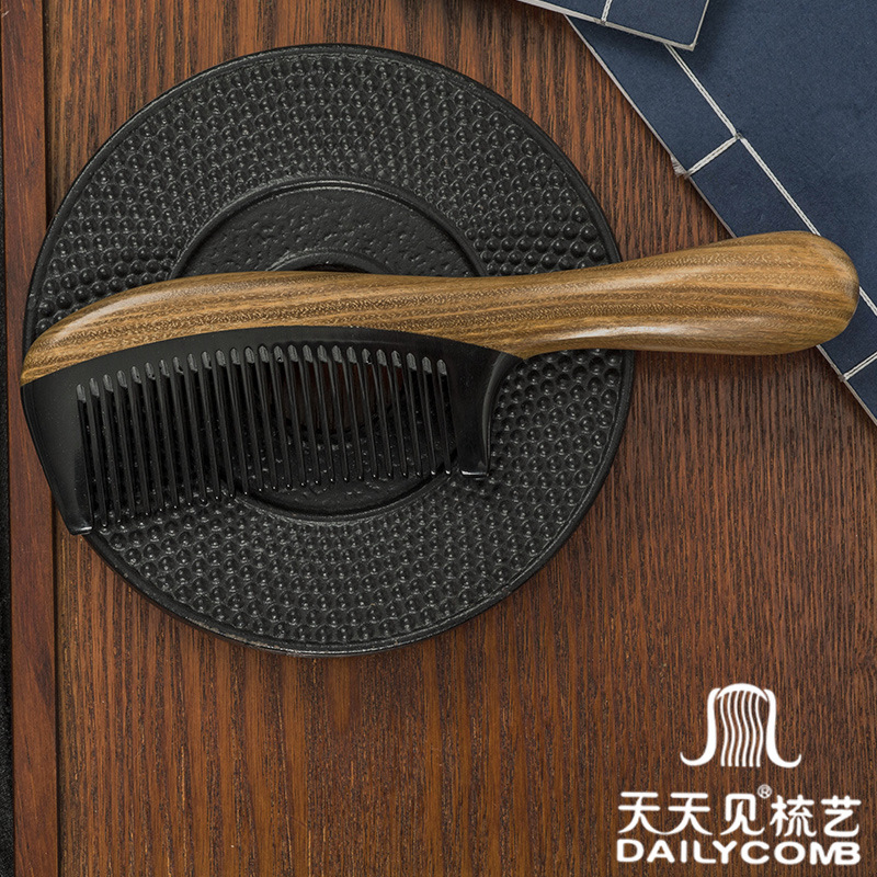 天天见/绿檀木梳牛角/礼品梳白底实物图