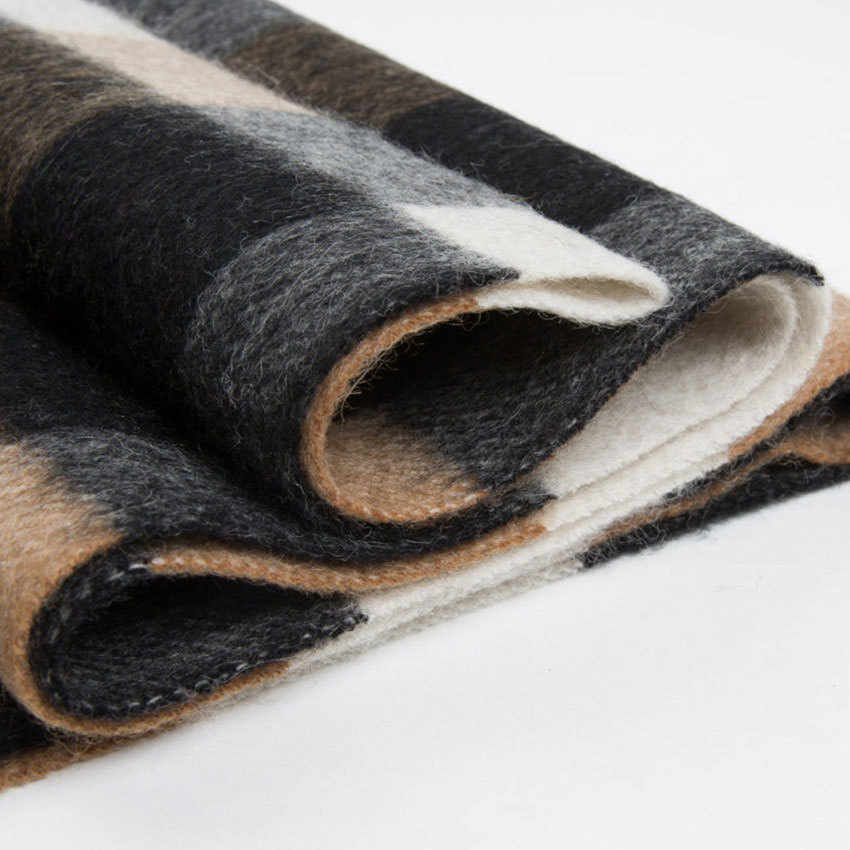 Hengyuanxiang Cashmere Scarf New Checkered Bib Thickened Annual Party Gift Embroidery Solid Color Warm Wool Scarf Application Scenario