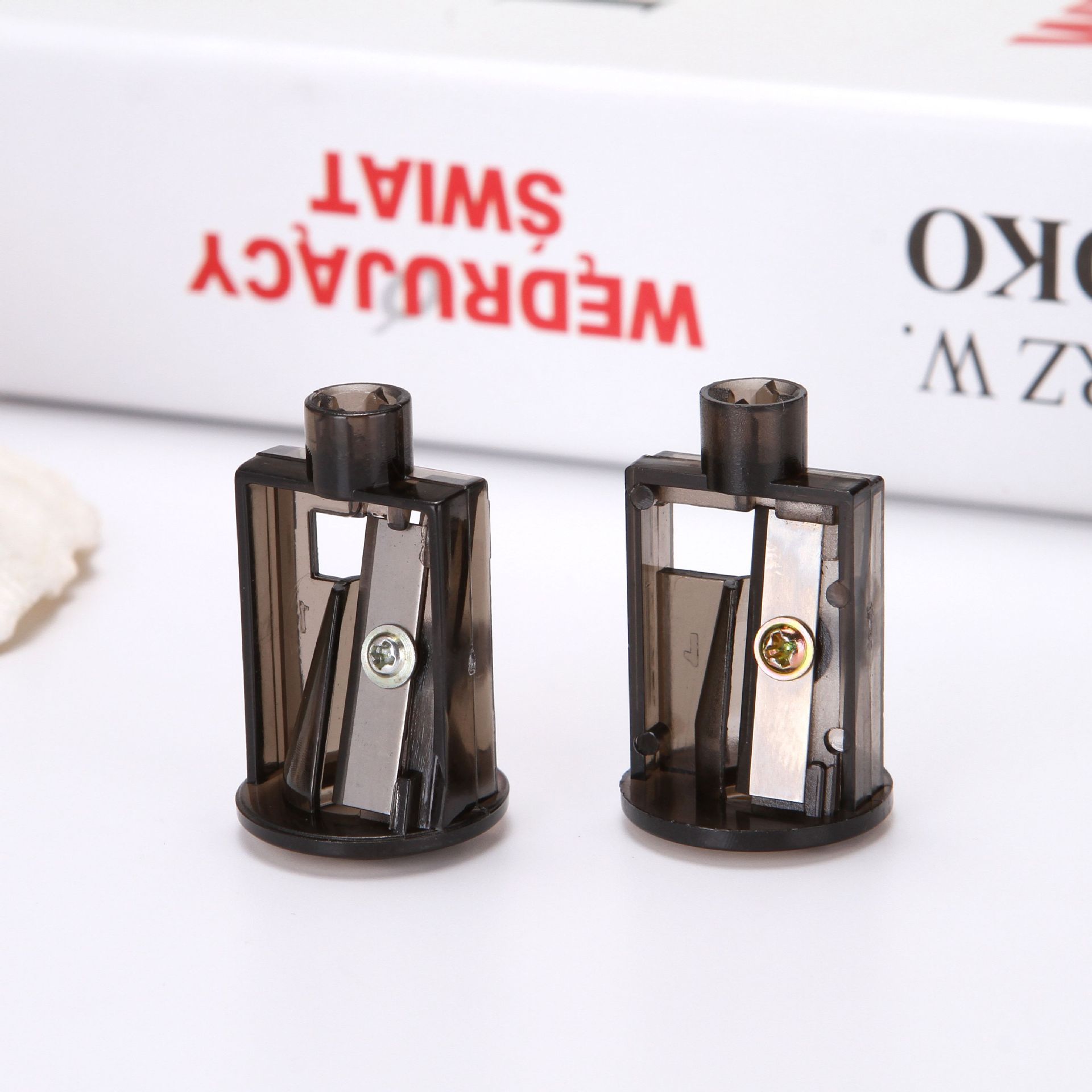 The Dongnan electric pen sharpener comes with a 8004 pencil sharpener and an electric pen-rotating knife to replace the two black ones