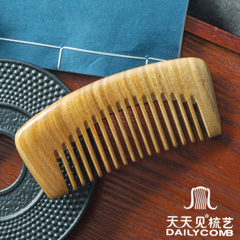 See Every Day Green Sandalwood Comb Massage Comb Hair Comb South American Green Sandalwood Comb Wood Comb Manufacturers Gifts Application Scenario