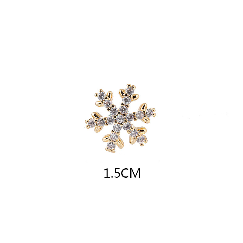 Korean Version Of Fashion Pure Earrings Winter Mini Snowflake Zircon Earrings Female Simple Short Earrings Manufacturers Wholesale Application Scenario