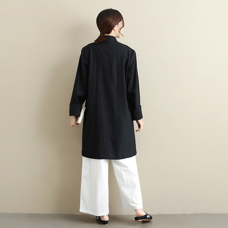 The new button-down shirt jacket for women is a thin, split, loose, casual and slimming style that is versatile. It is a long, casual windbreaker shirt Application Scenario