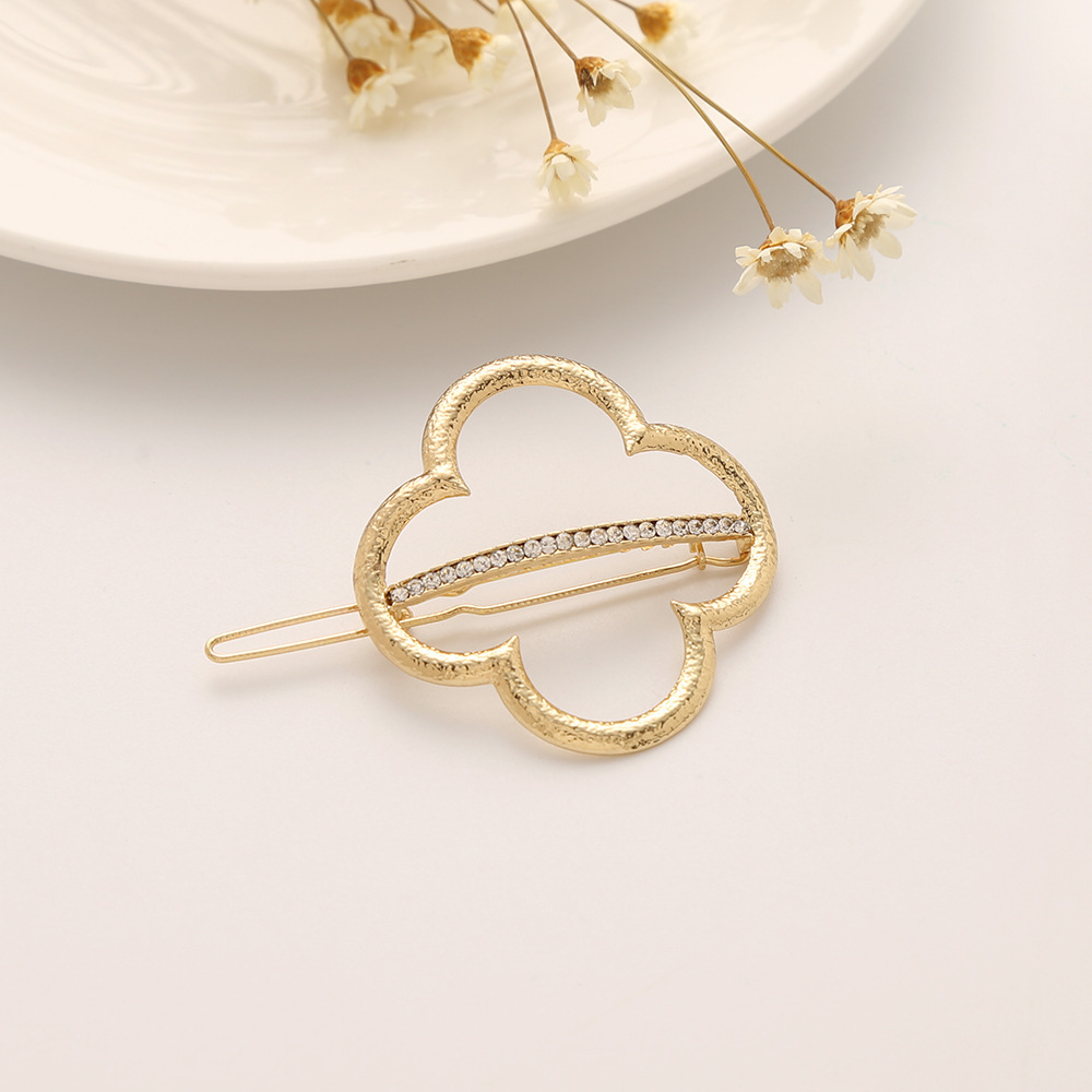 Korean Version Of The New Headwear Wholesale Geometric Triangle Square Love Four-Leaf Clover Hair Clip Frog Clip Edge Clip Hair Accessories Application Scenario
