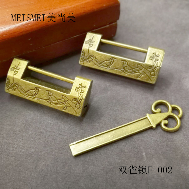 Double Sparrow copper lock, classical and antique copper lock, Chinese lock, old-fashioned copper live pin lock, horizontal opening padlock, wedding supplies padlock Application Scenario