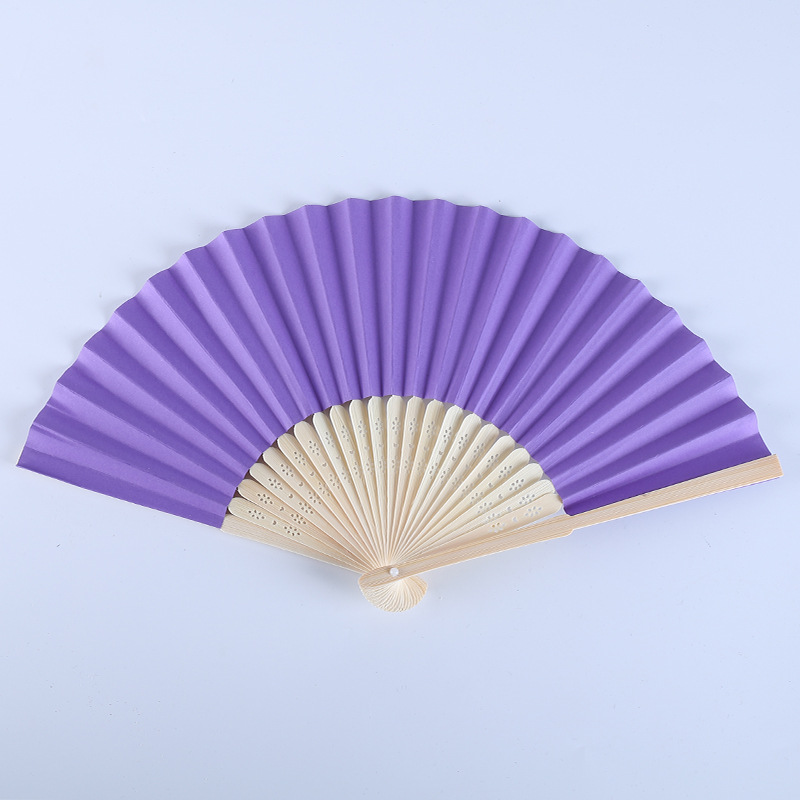 the modified old fan is made into three-dimensional hanging decorations on the living room wall to add interest to life. the example shows