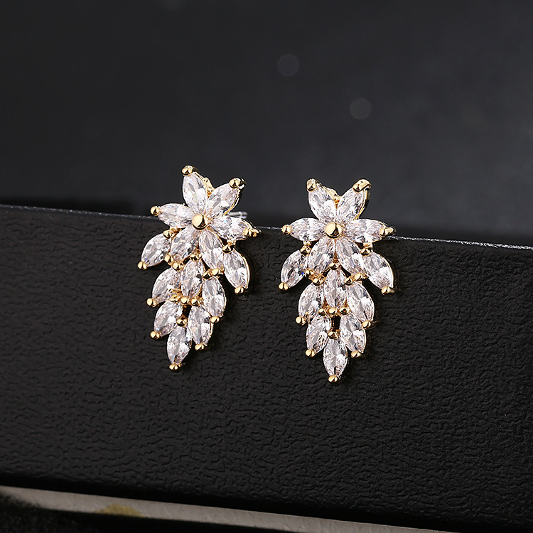 Women's Korean Version Of Snow Long Earrings Micro-Inset Zircon High-Grade Stars Popular Earrings Manufacturers Wholesale Earrings Application Scenario