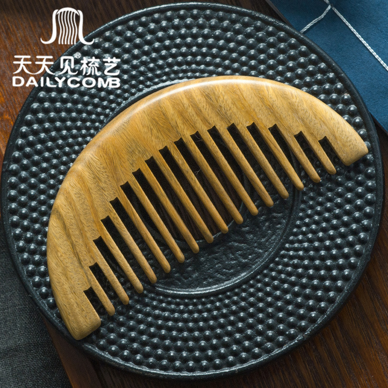 Every Day To See The Whole Wood Green Sandalwood Comb Half-Moon Shape Wood Comb Wide Tooth Green Sandalwood Comb Gift Comb Manufacturers Application Scenario