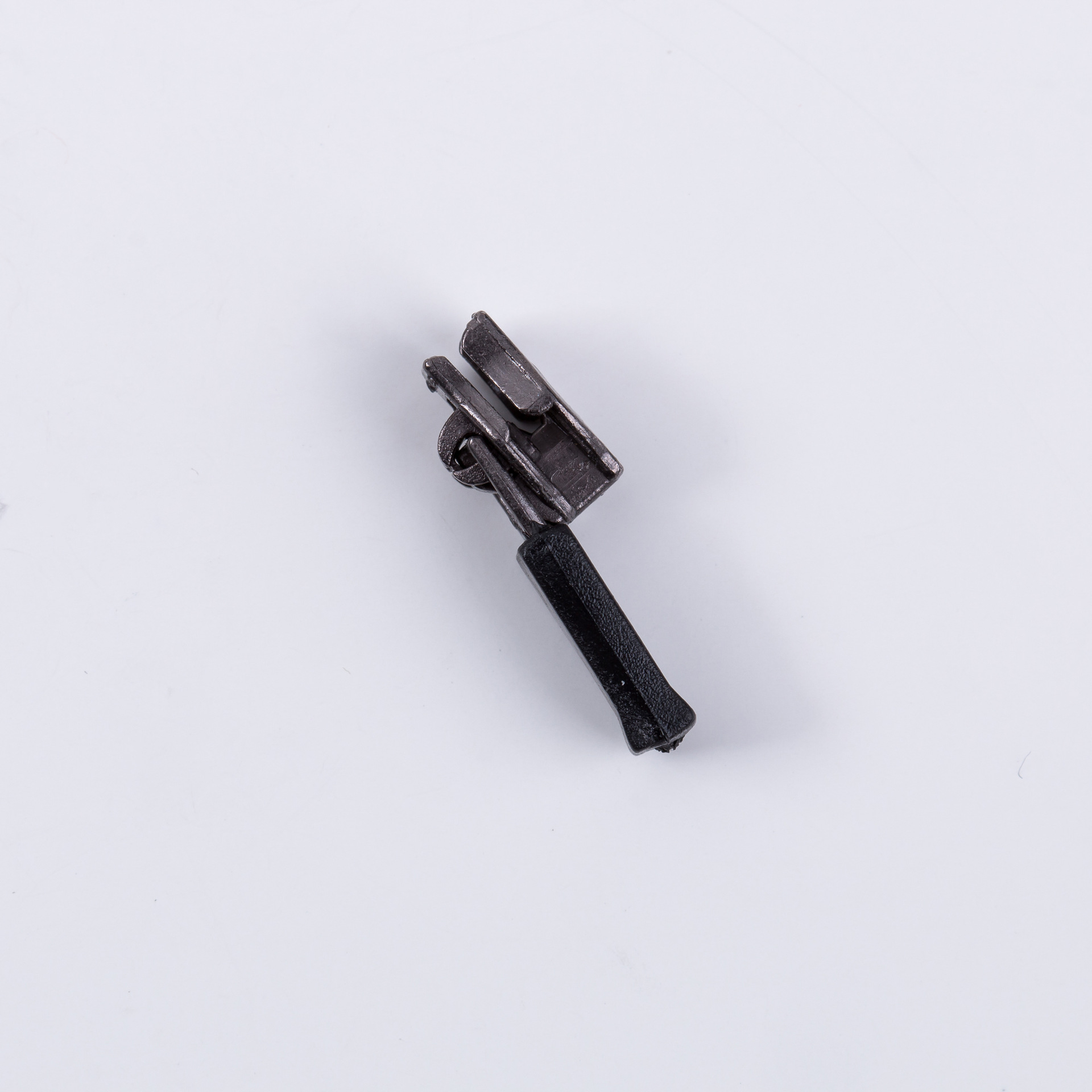 Stock Supply 3# Fashion Plastic Zipper Head A Variety Of Nylon With Spring Head In Stock Injection Of Black Rubber Black Bottom details Picture