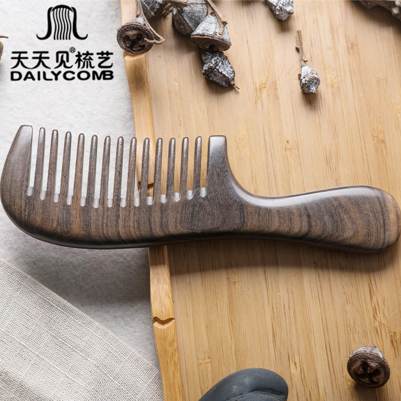 See Every Day Manufacturers Wholesale Shen Gui Treasure Wood Comb Black Gold Sandalwood Comb Fine Teeth Wide Teeth Whole Wood Comb Lettering Application Scenario