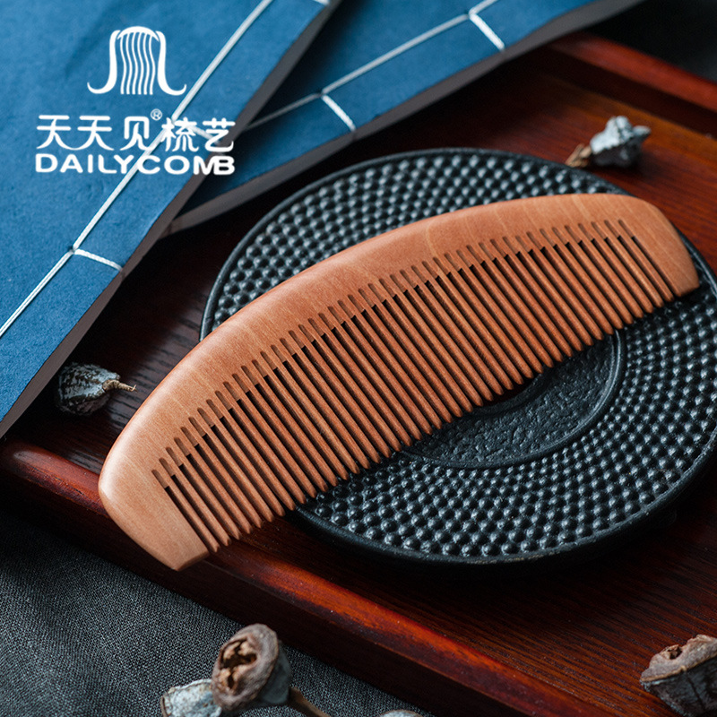 Mahogany comb with laser-engraved LOGO