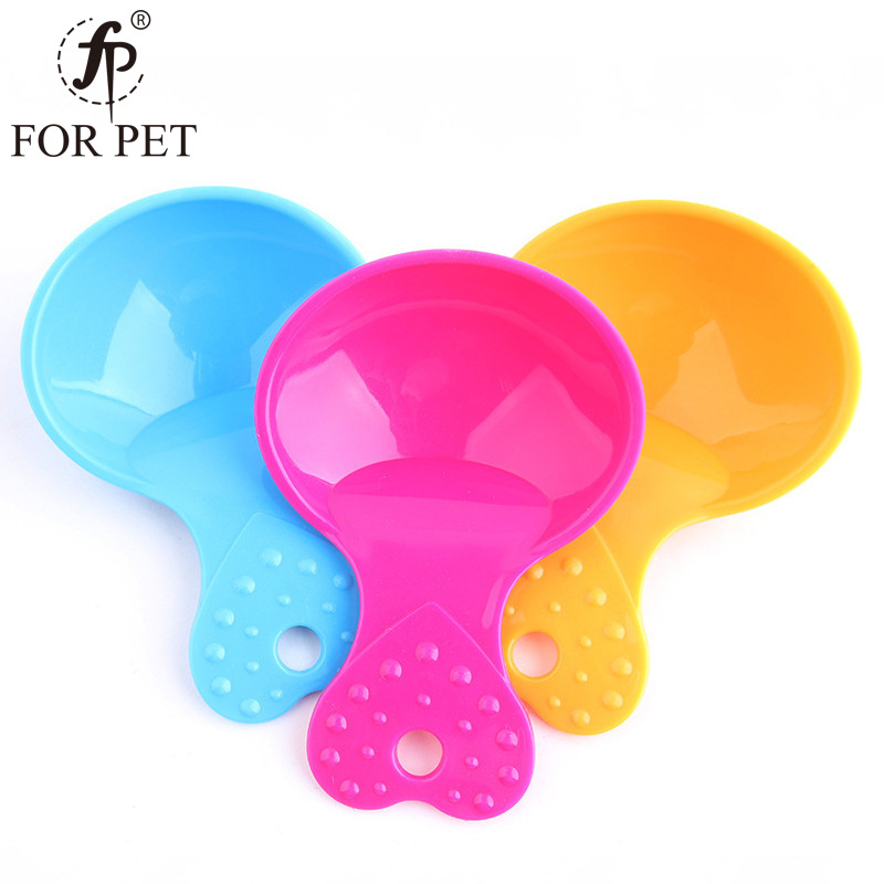 Fengpei Pet Products Factory offers direct sales of dog food spoons, plastic food spoons for dogs and cats, and small dog food spatulas for wholesale