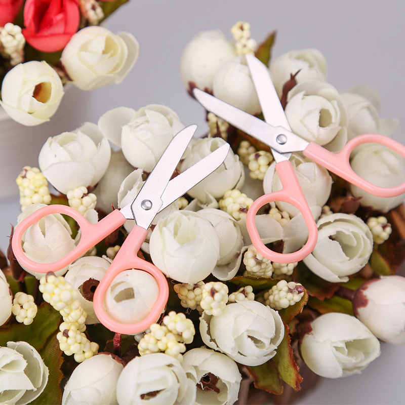 Factory wholesale of small scissors for children, thread cutting, baby scissors, straight heads for children, plastic safety, handcrafted small scissors Specification image