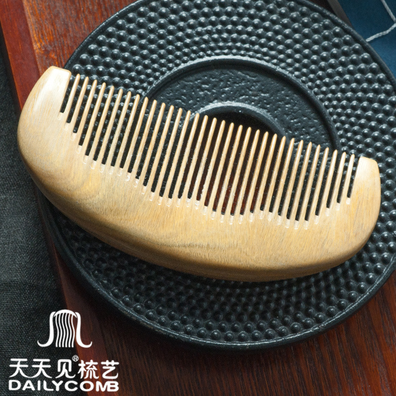 See Every Day Green Sandalwood Comb Small Comb South America Paraguayan Green Sandalwood Fine-Toothed Comb Sandalwood Comb Application Scenario