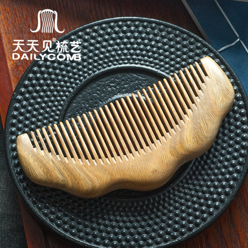 See Every Day Hair Comb Green Sandalwood Comb Sandalwood Comb Small Bag Wood Comb Round Fine Teeth Logo Wood Comb Application Scenario