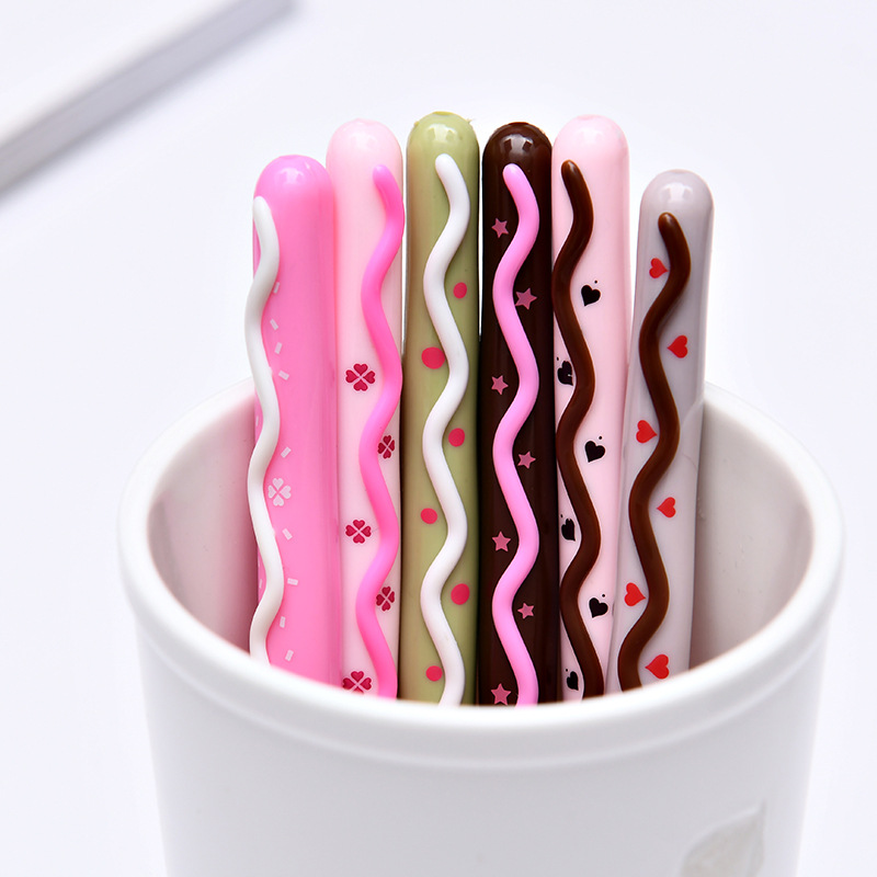 New personalized chocolate cookie pen, plastic gel pen, full needle tube refill, replaceable stationery Application Scenario