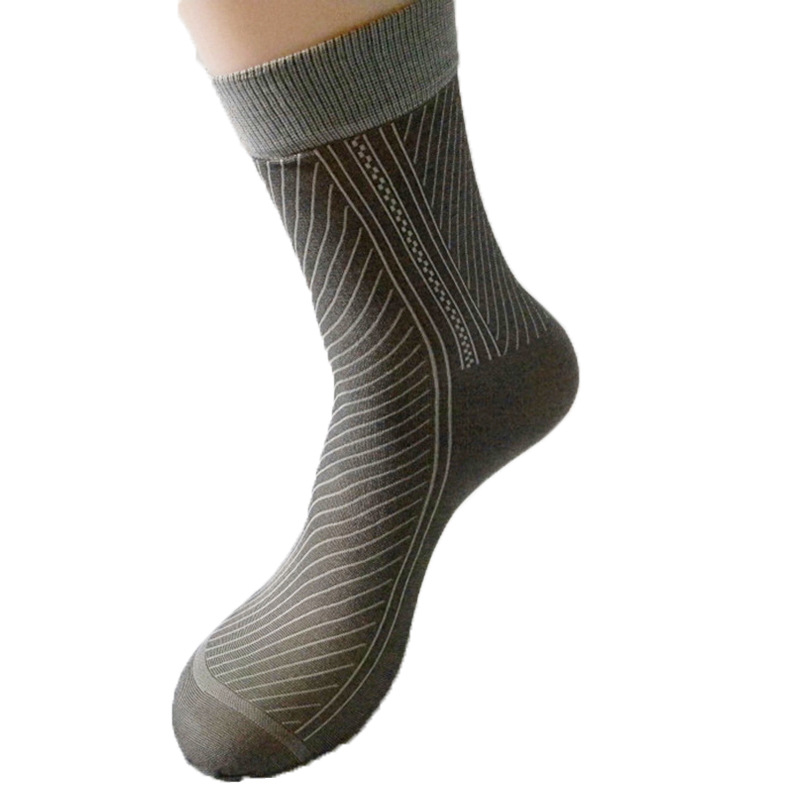 وتباع جوارب قصيرة من الرجال في بيع الجوارب الصيفية رقيقة مع اقدامها Item Picture
