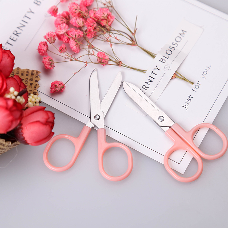 Factory wholesale of small scissors for children, thread cutting, baby scissors, straight heads for children, plastic safety, handcrafted small scissors details Picture
