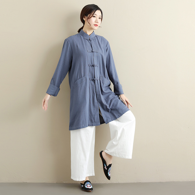The new button-down shirt jacket for women is a thin, split, loose, casual and slimming style that is versatile. It is a long, casual windbreaker shirt