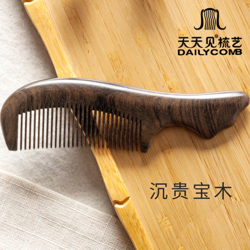 Every Day See Wood Comb Long Handle Wood Comb Sink Noble Treasure Wood Gift Comb Logo Trademark Lettering Carved Wood Comb Application Scenario