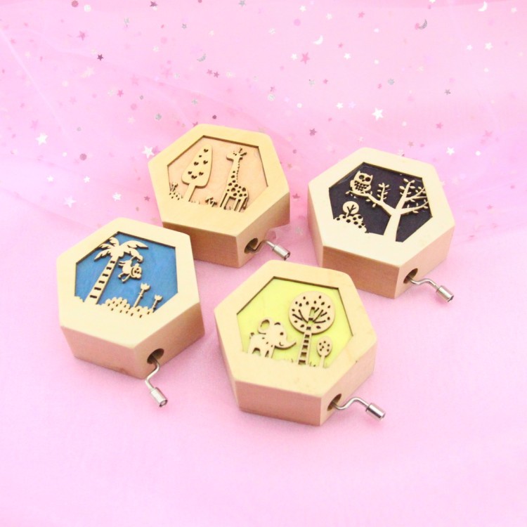 Forest Story hollow creative music box Hand-cranked music box Wooden music box creative gift Specification drawing