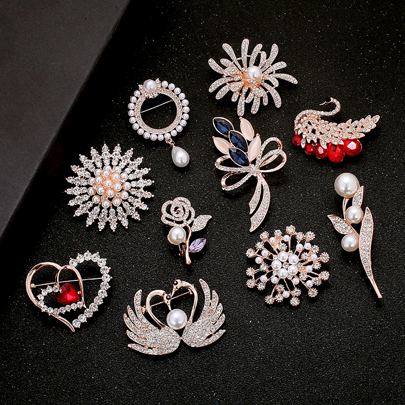 South Korea's new fashion high-grade brooch women's rhinestone silk scarf buckle buckle buckle crystal corsage pin pearl jewelry full figure