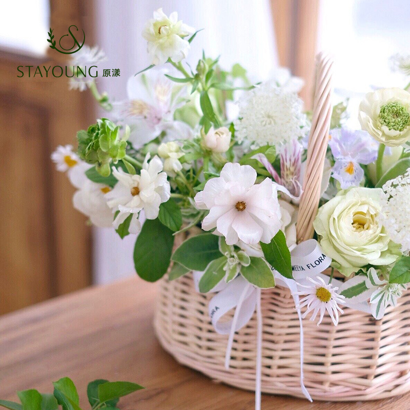 A simple Korean-style hand-woven flower basket with a waterproof bag for the Qixi Festival, a flower arrangement, and a hand-woven willow basket Application Scenario